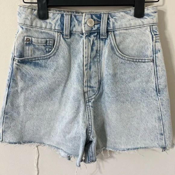 ZARA Acid Light Wash Super High Rise Distressed Hem Denim Shorts Size 0 - Picture 2 of 11